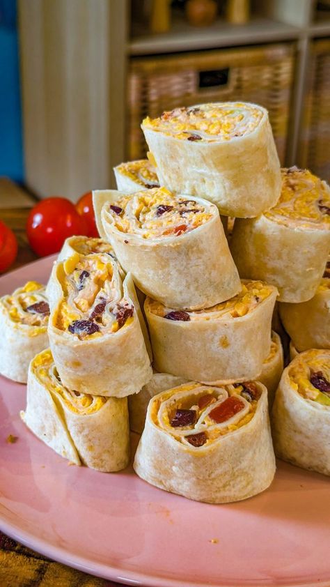 Mexican Tortilla Pinwheels - Home Chef World Cream Cheese Tortilla, Mexican Pinwheels, Seasoned Sour Cream, Tortilla Pinwheels, Mexican Tortilla, Appetizer Buffet, Mexican Seasoning, Mexican Appetizers, Fair Foods