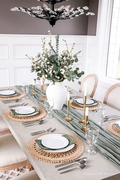 Simple Spring Tablescape - Domestically Blissful Dining Table Dressing Ideas, Dining Table Cutlery Decor, Table Wear Ideas, Tablescapes Ideas Everyday Dining Tables, Kitchen Table Flowers, Home Dining Table Decor, Decoration For Dinner Table, Dinner Table Place Settings, Dining Table Dinner Setup