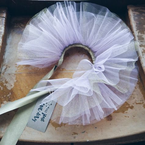 Our beautiful ruffle collar or tiny toddlers tutu is the perfect accessory for dress up, festivals, costume parties or everyday! It is handmade from five airy layers of pastel tulle with one layer of metallic gold tulle sandwiched in between. Beautifully bound with gold cotton binding that has been left raw past the tulle this easily ties with a bow at the back. The tulle has a depth of 15cm, the collar will fit most necks but as a tutu a waist measurement of 40cm is needed, it will fit a b... Vintage Circus Costume, Tulle Collar, Costume Clown, Clown Outfit, Clown Collar, Diy Tulle, Clown Clothes, Gold Tulle, Collars Diy