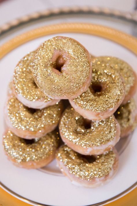 Glam up a simple donut with gold dust. Gold Donuts, Oscars Party Ideas, Golden Globes Party, Glamour Party, Wedding Dessert, Golden Birthday, Glitter Birthday, Glitter Party, Dessert Bar