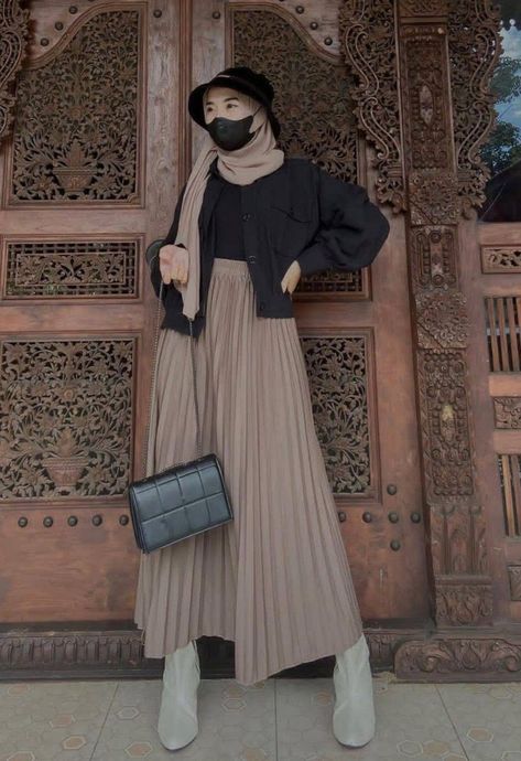 Outfit Rok Plisket, Hijab Fashion Summer, Stile Hijab, Hijab Trends, Modest Fashion Hijab, Muslim Outfits Casual, Muslim Fashion Hijab Outfits, Hijab Style Casual, Hijabi Fashion Casual