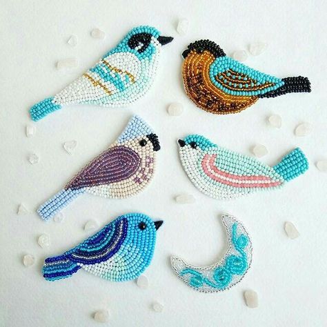 Beaded Birds Pattern, Beaded Birds, Embroidery With Beads, Beaded Bird, Beadwork Designs, Bird Beads, Beading Ideas, Bead Embroidery Jewelry, Animal Embroidery