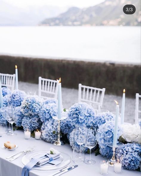 Wedding Backdrop Design Blue, Blue Hydrangea Table Setting, Periwinkle Centerpieces Wedding, Wedding Hortensia Decoration, Wedding Flowers Hortensia, Blue Hydrangea Party Theme, Hydrangea Table Setting, Hydrangeas Table Decor, Blue Wedding Flowers Table