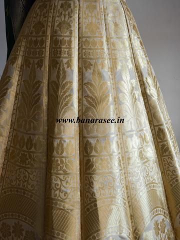 Off White Banarasi Lehenga, Teal Lehenga, Designer Lehangas, Picture Border, Lengha Design, Lehenga Yellow, Lehenga White, Lehenga Sari, Brocade Lehenga