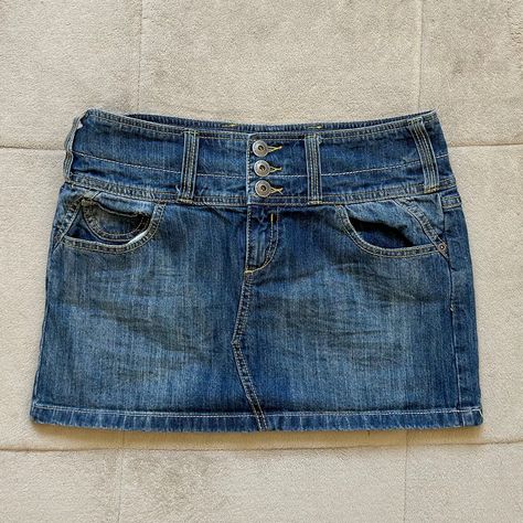 Denim Low Rise Mini Skirt, Dark Denim Mini Skirt, 2000 Skirts, 2000 Skirt, Demin Outfit, Low Rise Denim Skirt, Denim Mini Skirt Y2k, 2000s Skirt, Low Rise Skirt