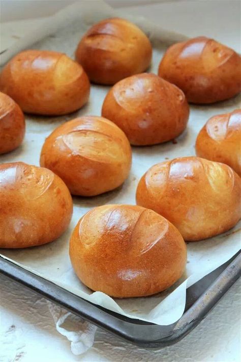 Golden brown rolls for inspiration! Honey Rolls, Homemade Appetizers, Milk Bread Rolls, Bread Aesthetic, Stuffed Rolls, Honey And Milk, Sandwich Rolls, Homemade Appetizer, Aesthetic Health