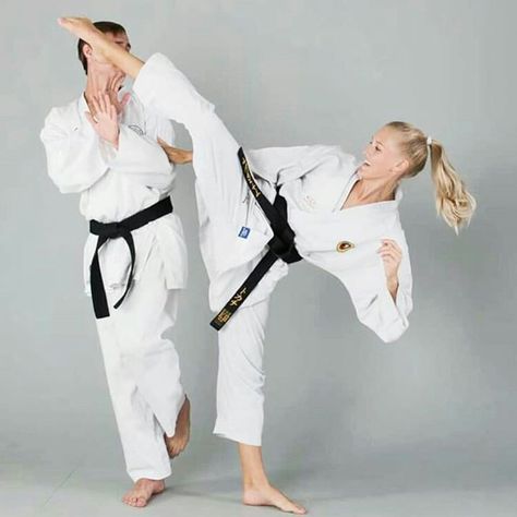 Karate Poses, Karate Art, Male Vs Female, Women Karate, Defense Techniques, High Kick, Self Defense Women, Head In The Sand, Karate Martial Arts