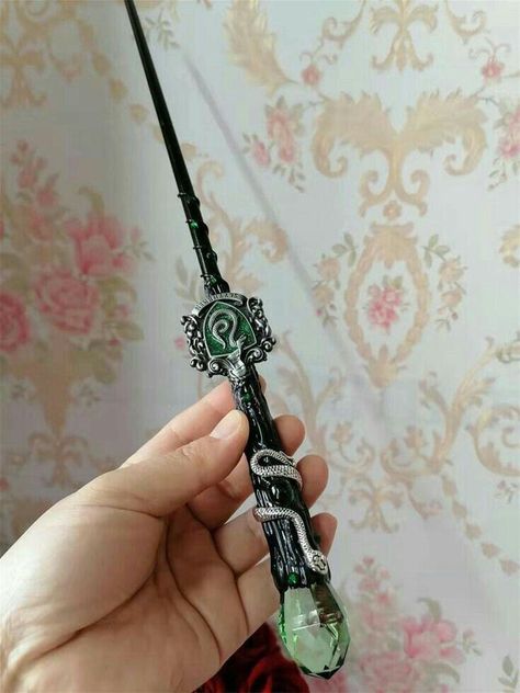 Slytherin Wand Ideas, Slytherin Wand, Slytherin Gifts, Hogwarts Wand, Wands Ideas, Magic Wand Design, Custom Wands, Wand Designs, Slytherin Vibes