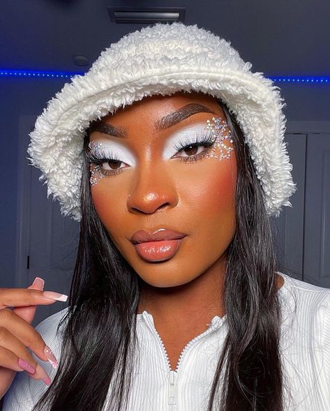 Mr White Christmas Makeup, Ice Princess Makeup Snow Queen, Blue Winter Makeup Looks, Creative Winter Photoshoot Ideas, Frost Makeup Look, Christmas Makeup Black Women, Christmas Makeup Looks Black Women, Christmas Make Up Idea, Snow Princess Makeup