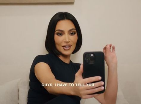 Kim Kardashian Takes Style Cue From Sister Kourtney With Bob Hairstyle - E! Online Kim Kardashian Bob Haircut, Kardashian Bob, Keke Palmer Instagram, Kim Kardashian Short Hair, Bright Purple Hair, Kourtney Kardashian Instagram, Brunette Roots, Snl Cast Members, Hair Evolution