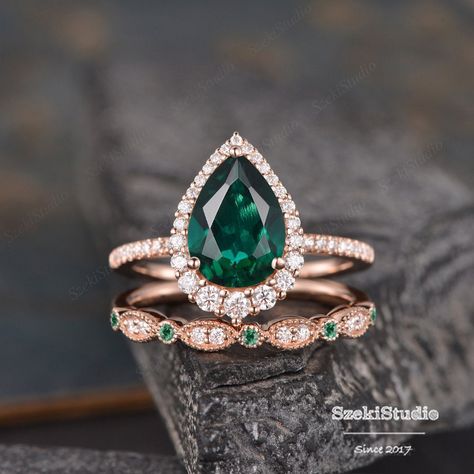 "3.5ct Pear Cut Emerald Engagement Ring Set Pear Shaped Wedding Ring Rose Gold Bridal Set Tear Drop Halo Ring 8x12mm Lab Emerald Ring Engagement ring: https://www.etsy.com/listing/619649224 Wedding band: https://www.etsy.com/listing/551290406 6*8mm bridal set: https://www.etsy.com/listing/607354156 ITEM INFORMATION Metal Type - Solid 14k Rose Gold Band Width - (approx. 1.5mm) **Engagement Ring** Center Stone - 8*12mm Lab Emerald, Pear Shaped Weight- 3.5CT Side Stone - Natural Diamond Weight - 0. Pear Shaped Wedding Ring, Shaped Wedding Ring, Green Engagement Rings, Pear Shaped Wedding Rings, Rose Gold Bridal Set, Emerald Engagement Ring Set, Hacienda Wedding, Pear Wedding Ring, Gold Bridal Set