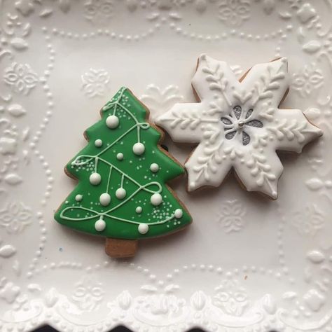 Decorated Cookies Christmas Tree, Royal Icing Tree Cookies, Decorated Tree Cookies, Christmas Tree Cutout Cookies, Christmas Tree Icing Cookies, Sugar Cookies Christmas Tree, Holly Leaf Cookies Decorated, Royal Icing Christmas Tree Cookies, Christmas Tree Royal Icing Cookies