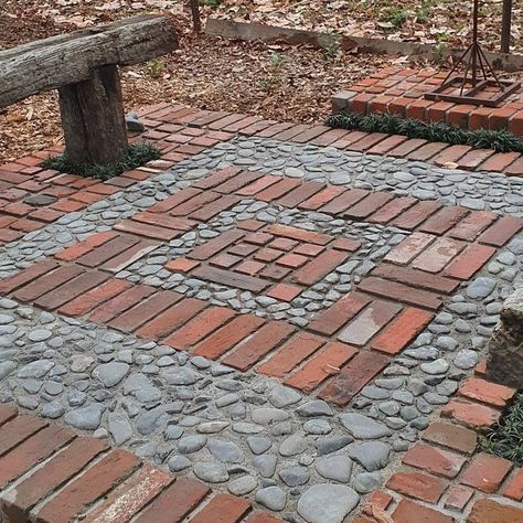 Walkways Ideas, Garden Walkways, Pathway Garden, Brick Sidewalk, Stone Garden Paths, Brick Patterns Patio, Brick Pathway, Walkway Landscaping, Patio Pavers Design