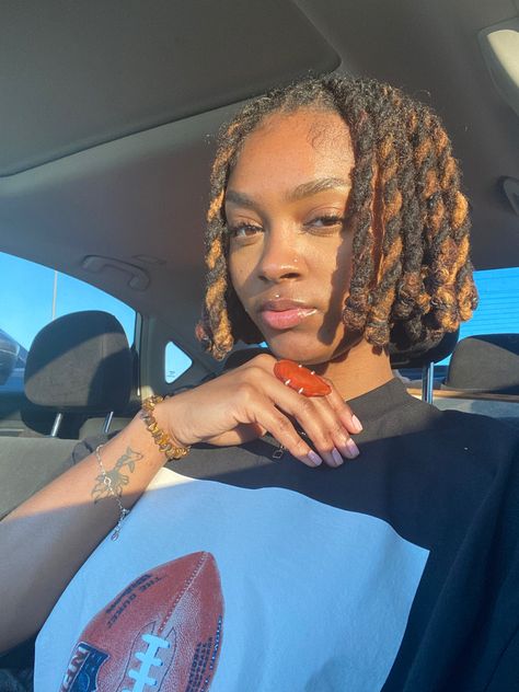 Lox Extensions, Brown Locs, Black Hair With Brown Highlights, Black Teenage Girl, Short Dreadlocks Styles, Beautiful Dreadlocks, Short Locs Hairstyles, Dreadlock Style, Black Hair With Highlights