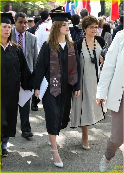 Emma Watson graduated Brown University.   She rose to prominence portraying Hermione Granger in the Harry Potter film series. @EmWatson @BrownUAdmission | www.raise.me University Graduation, Brown University, Grad Dresses, Graduation Ceremony, Graduation Outfit, Graduation Pictures, Hermione Granger, Emma Watson, Look Chic