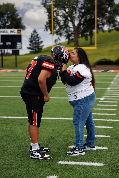 Mom Poses, Twin Senior Pictures, Highschool Football, Mom Pictures, Football Photos, American Football Players, Boy Pictures, Pictures Ideas, Football Mom