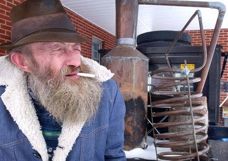 Making Moonshine, Popcorn Sutton, Appalachian People, Moonshine Still, Moonshine Recipes, Popcorn Machine, Can Drink, Southern Style, Country Life