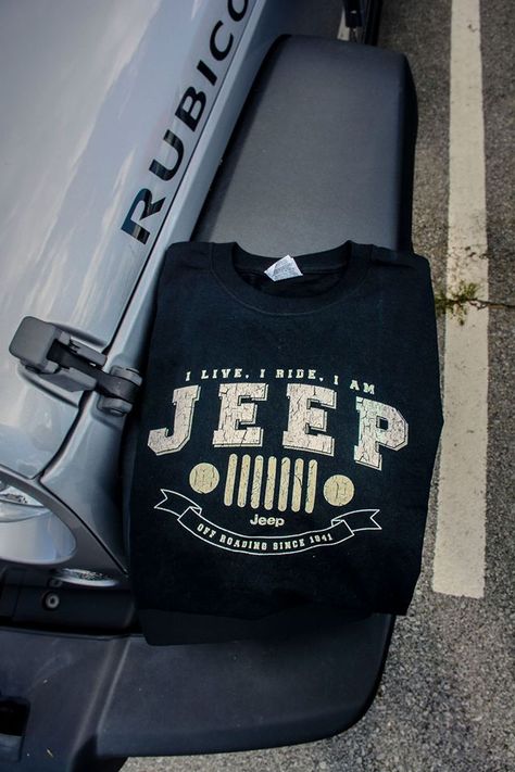 Jeep Sweatshirt Hoodie, Jeep Shirts For Men, Jeep T Shirts Ideas, Jeep Outfits For Women, Cool Jeep Wrangler Accessories, Jeep Shirt Ideas, Wrapped Jeep Wrangler, Jeep Tshirts, Cool Jeep Accessories