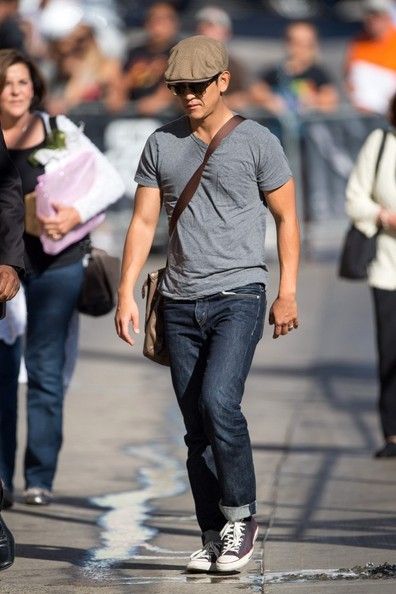 John Cho caps off a great casual look with an ivy cap and canvas messenger bag. Backwards Cap Outfit Men, Baseball Cap With Suit Men, Ivy Cap Men Outfit, Casual Khaki Cap, John Cho, Cap Outfit, Ivy Cap, Canvas Messenger Bag, Next Clothes