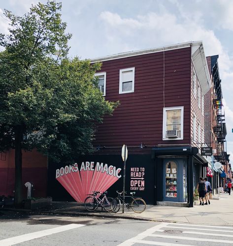 Books Are Magic indeed! 💕 Nyc Sightseeing, Brooklyn Guide, Books Are Magic, Nyc Attractions, Nyc Travel Guide, Nyc Neighborhoods, Nyc Tours, Cute Little Houses, Nyc Travel