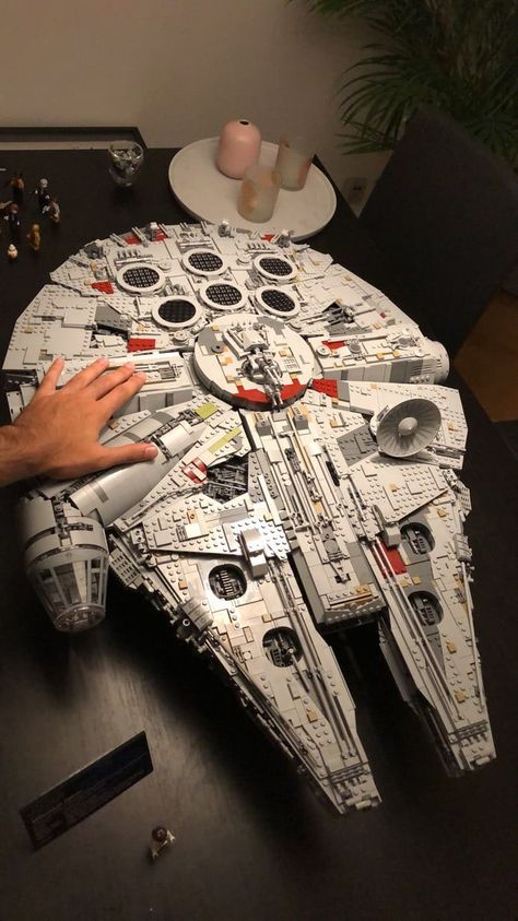 Lego Millenium Falcon, Lego Space Station, Millennium Falcon Lego, Millennium Falcon Model, Best Lego Sets, Lego Starwars, Lego Ship, Millenium Falcon, Star Wars Models