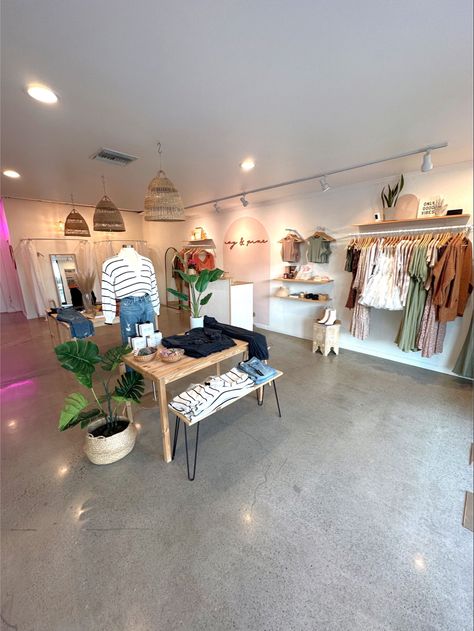 Trendy Boutique Interior, Simple Store Design Small Spaces, Boutique Accent Wall Ideas, Small Boutique Design Ideas, Boho Boutique Decor Interiors, Thrift Shop Interior Design, Simple Boutique Interior Design, Cute Boutique Interior, Boutique Design Store Layout