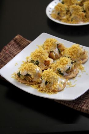 Papdi chaat recipe - This is Delhi style papdi chaat recipe. Flat puris aka papdi are topped with boiled potatoes, yogurt, chutneys and sev. Indian Appetizers For Party, Papri Chat, Chaat Food, Papdi Chaat Recipe, Papri Chaat, Street Snacks, Chats Recipe, Mumbai Street, Desi Street Food