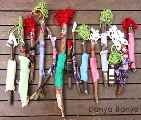 Stick family - cute craft idea  ... Twig Christmas Tree, Twig Crafts, Stick People, Stick Family, Toddlers And Preschoolers, Crafts For Kids To Make, Fun Craft, Nature Crafts, Preschool Art