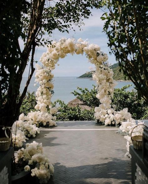 Italy Wedding Bride on Instagram: "Taking inspiration from this all white wedding arch overlooking the sea 😍💕💎 Those crisps flowers!! 🌸🤍 Tag @italyweddingbride and use #italyweddingbride to get featured! ⁠😘⁠ Planner and Design @theplannersvn Venue @intercontinental @intercontinentaldanang Rental @allgoodthings.rentals #wedding #weddingdesign #weddingdecor #weddingdecoration #italy #weddingceremony #weddingdress #weddingphotography #vietnamwedding #asianwedding #weddingstyle #weddinginspira Wedding Arch Balloons And Flowers, White Flower Arch Wedding Outdoor, White Flower Arch Wedding, Wedding Arch White Flowers, Classy Wedding Ceremony, Wedding Arch White, White Wedding Flower Arrangements, White Floral Arch, Aisle Decor Wedding