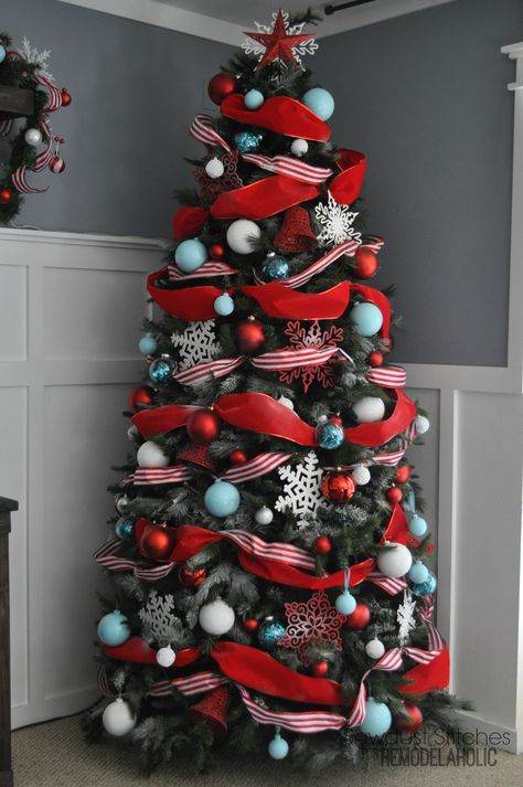 How to Decorate a Christmas Tree: A Designer Look from the Dollar Store Tree Themes, Dollar Store Christmas, Cool Christmas Trees, 12 December, Simple Christmas Tree, Beautiful Christmas Trees, Christmas Tree Design, Christmas Tree Themes, Tree Ideas