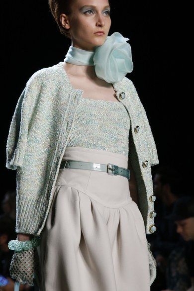 Marc Jacobs Spring 2019 Ready-to-Wear collection, runway looks, beauty, models, and reviews. Twin Set Outfit, Formal Smart Casual, Trendy Knitting, Fashion Knitting, Fashion Show Runway, Knitting Fashion, Knitwear Fashion, Twin Set, Vogue Fashion