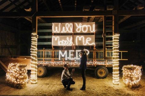 This guy set up the most romantic marriage proposal including love letters and Christmas lights, and the full story has us in tears. Christmas Wedding Proposal, Gorgeous Engagement Rings, Man Hand, Ways To Propose, Event Planning Tips, Romantic Proposal, Perfect Proposal, Wedding Proposals, Marriage Proposal