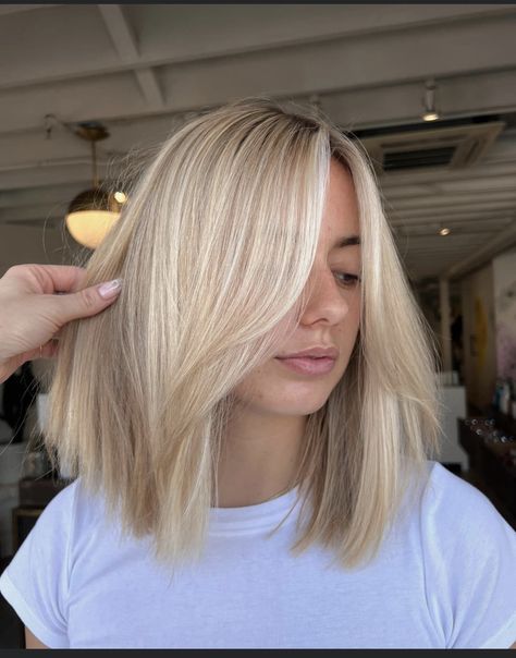 Summer Blonde Fine Hair, Blond Hair Ideas Mid Length, Balage Hair Blonde Short, Short Hairstyles For Blonde Hair, Blonde Balayage Shoulder Length Straight, Bright Blonde Long Bob, Mid Length Lived In Blonde, Lob On Round Face, Blonde Short Hair Inspiration