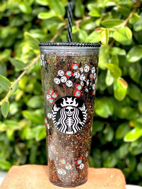 Starbucks Snowglobe Tumbler, Christmas Starbucks, Starbucks Cup Art, Snowglobe Tumbler, Healthy Starbucks Drinks, Tumbler Pictures, Healthy Starbucks, Personalized Starbucks Cup, Rhinestone Projects