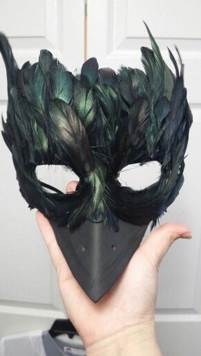 Crow Masquerade Costume, Feather Mask Diy, Diy Carnival Mask, Raven Halloween Costume Diy, Raven Mask Diy, Crow Costume Men, Crow Therian Mask, Crow Mask Diy, Crow Costume Womens