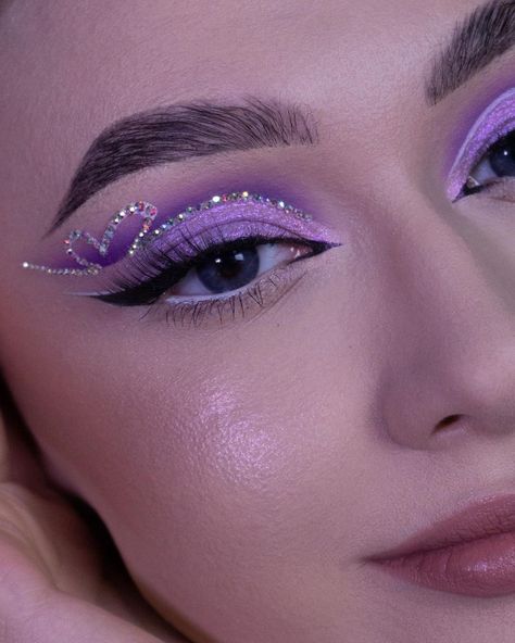 Eye Makeup With Rhinestones, Makeup With Rhinestones, Quinceanera Makeup, Maquillage Yeux Cut Crease, Birthday Makeup Looks, Makeup Ojos, Butterfly Makeup, Prom Eye Makeup, Purple Eye Makeup