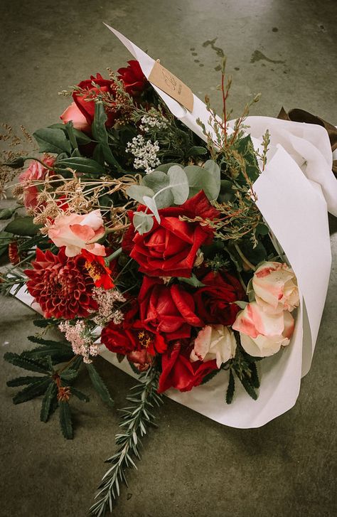 Christmas Bouquet Ideas, Flower Bouquet Winter, Christmas Flower Bouquet, Winter Bouquets, Christmas Retail, Bouquet Christmas, Christmas Wedding Inspiration, Holiday Bouquet, Winter Florals