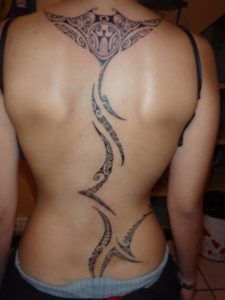 back-tattoo-picture-manta-ray-woman Ta Moko Tattoo, Stammestattoo Designs, Stingray Tattoo, Ray Tattoo, Filipino Tattoos, Maori Tattoos, Kunst Tattoos, Polynesian Tattoo Designs, Tattoo Trend