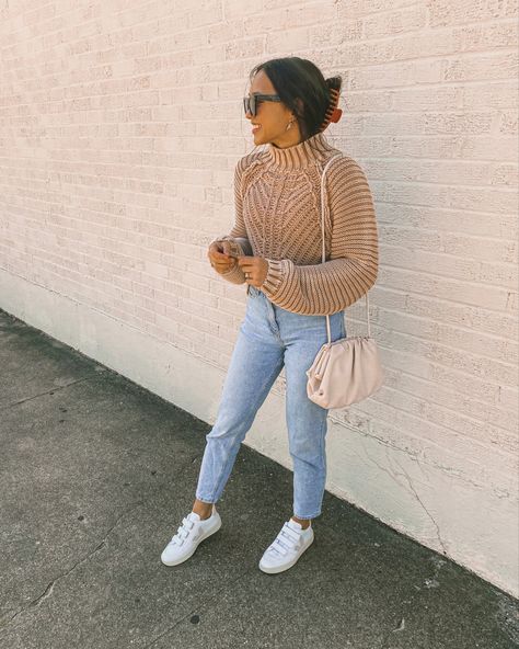 Mom Jeans With Sweater, Sweater Jeans Sneakers Outfit, Sweater And Mom Jeans Outfit, Mom Jeans And Sweater Outfit, Sweater Mom Jeans Outfit, Velcro Sneakers Outfit, Sweater And Mom Jeans, Jeans And Sneakers Outfit, Mom Jeans Outfit Winter