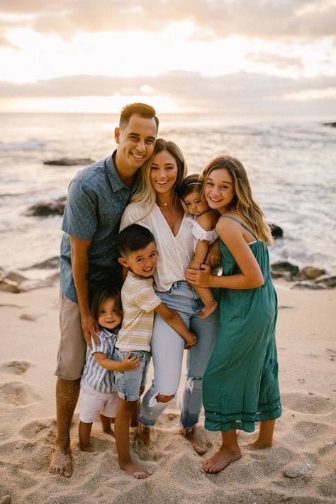 Family Photo Outfits Hawaii Beach, Family Photos Near Water, Casual Beach Family Photos Outfits, Family Of 6 Beach Photos, Spring Beach Family Photos, Casual Family Beach Pictures, Summer Beach Pictures Family, Family Sunset Photoshoot Beach, Family Of 5 Beach Photos