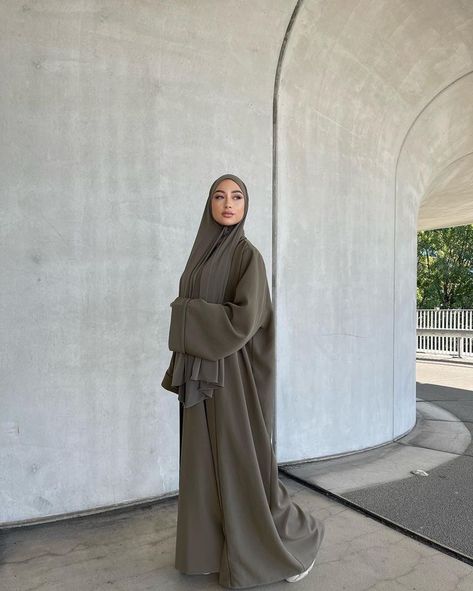 Amused By Modesty, Everyday Abaya Outfits, Hijab Outfit Abaya, Hijabi Abaya Outfits, Hijab Classy Outfits, Aesthetic Abayas, Modesty Islam, Morocco Street, Classy Abaya