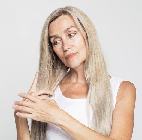 How to Get Rid Of Yellow Tones from Gray Hair Naturally At Home? Healthy Gray Hair, Pecan Pies, Heat Protectant Spray, Purple Shampoo And Conditioner, Hair Toner, Natural Gray Hair, Clarifying Shampoo, Professional Stylist, Purple Shampoo