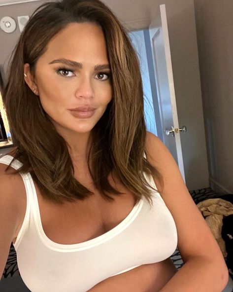 Celebrity Plastic Surgery, Chrissy Teigen Hair, Celebrities Before And After, Buccal Fat Removal, Lob Hairstyle, Slimmer Face, Natural Contour, Fat Removal, Chrissy Teigen