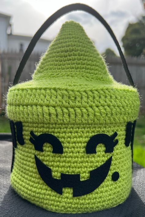 Crochet Bucket Purse, Crochet Halloween Bucket, Bucket Crochet, Spooky Crochet, Stitch Counter, Crochet Pour Halloween, Crochet Halloween, Crochet Disney, Halloween Crochet Patterns