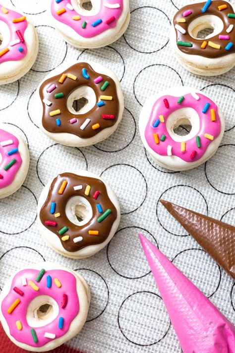 Macaroons For Dogs, Back To School Macarons, Macarons Shapes, Cute Macaron Ideas, Donut Macarons, Summer Macarons, Brown Icing, Themed Macarons, Shaped Macarons