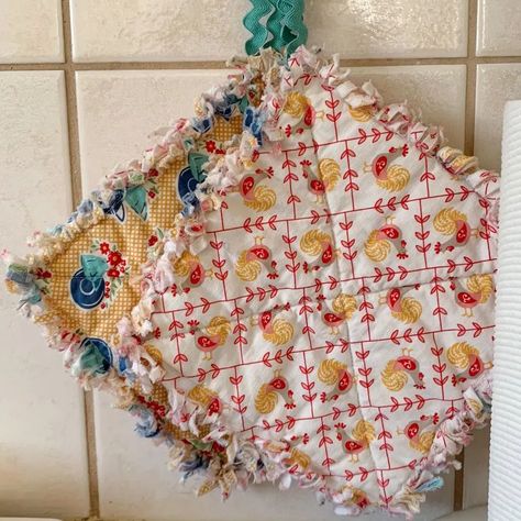 Make these quick and easy pot holders using the Accuquilt Go! rag die Easy Pot Holders, Homemade Potholders, Simplify Christmas, Christmas Potholders, Quilted Potholders, Potholder Patterns, Diy Pots, Diy Holder, Rag Quilt