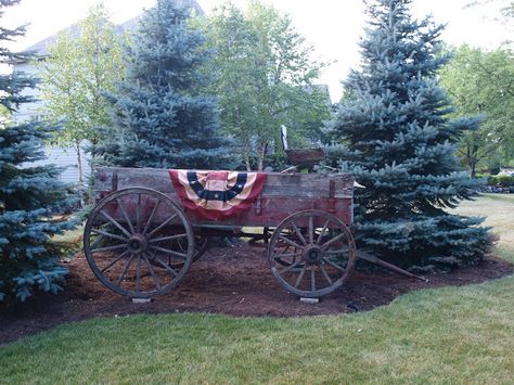 Wagon Decor, Valentine Banquet, Wagon Ideas, Farm Marketing, Outdoor Wagon, Antique Wagon, Landscape Ideas Front Yard, Landscaping Ideas Front Yard, Farm Wagons