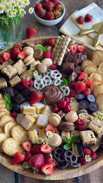 Treat Platter Ideas, Biscuit Platter Ideas, Plater Ideas Dinner, Baked Goods Platter, Brownie Board Platter, Dessert Snacks For Party, Dessert Platter Wedding, Sweets Platter Ideas, Desert Boards For Parties