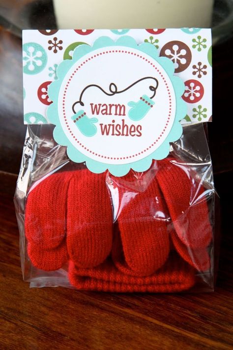 Such a cute winter holiday party favor idea! A simple pair of gloves packed in cellophane with a pretty little bag topper. Christmas Party Favors, Neighbor Gifts, Great Christmas Gifts, Student Gifts, Christmas Cheer, Secret Santa, Homemade Gifts, Winter Christmas, Xmas Gifts