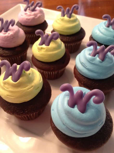 Willy Wonka birthday Wonka Themed Food, Willy Wonka Desserts, Willy Wonka Baby Shower Ideas, Willy Wonka Cupcakes, Wonka Birthday Cake, Willy Wonka Party Food, Wonka Cupcakes, Willy Wonka Cake, Willy Wonka Birthday Party